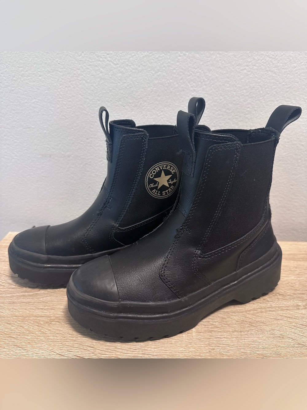Kids converse boots size 1